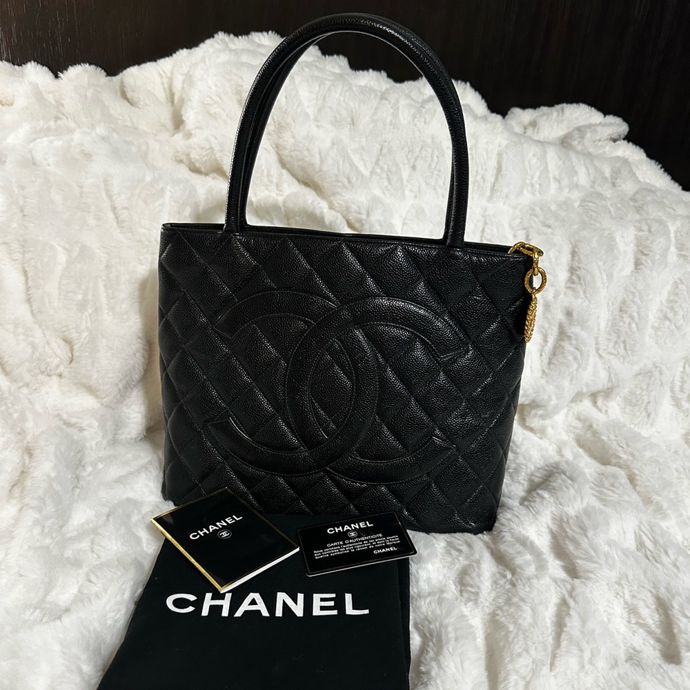 Chanel Médallion Tote Caviar Authentic with Authenticity Card and Chanel dustbag